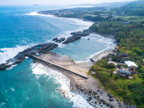 07_空拍東部海岸石雨傘的獨特地質奇觀(東管處提供)。