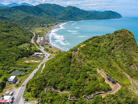 09_俯瞰大石鼻山、遠眺台11線海岸公路與蔚藍太平洋(東管處提供)。