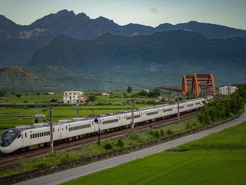 10_列車駛過玉里客城鐵橋，展現花東縱谷經典鐵道風光