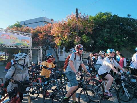 國內外車友齊聚拱門下，充滿活力地出發展開縱谷單車之旅。