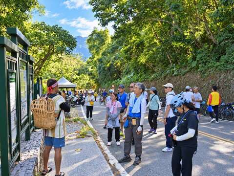 在地導覽員於解說牌前為遊客細心講解歷史文化與生態特色。