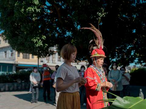 在活動開始前，由頭目帶領旅客向祖靈祈福