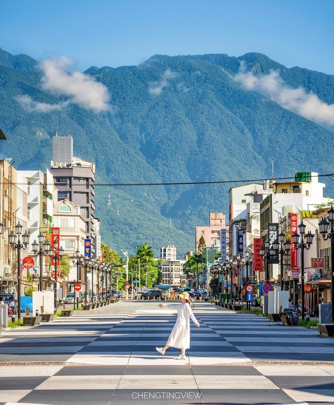 被群山擁抱的花蓮山，是如此靠近—感謝 攝影師 @tct__truth地點 花蓮香榭大道—在想投稿的照片上標註@erv_ig 或 #...